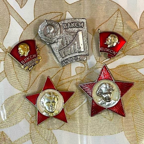 Set Of 5 vtg Komsomol and Pioneer badges Pins Lenin Communism - Picture 1 of 2